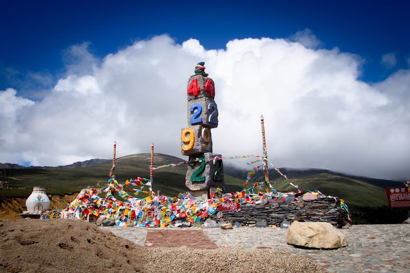 Baimang Snow Mountain - Baimang Snow Mountain, 9XV8+932, Deqen, Diqing Tibetan Autonomous Prefecture, Yunnan, China, 674599