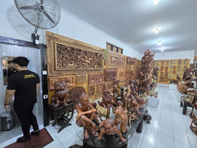 Mammoth Art Gallery And Wood Carving