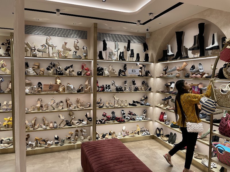 Linking Road Market - Linking Road Market 33rd Rd, Khar, Khar West, Mumbai, Maharashtra 400052, India