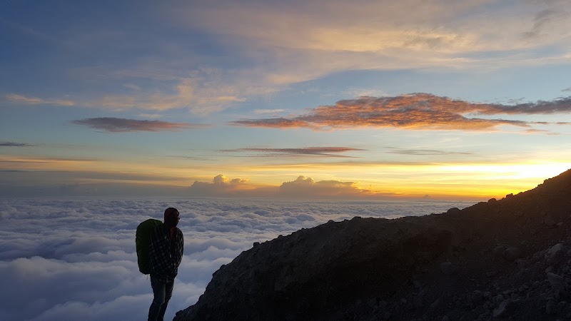 Mount Rinjani Trekking Services - Mount Rinjani Trekking Services, Jl. Cendrawasih No.8, Cakranegara Bar., Kec. Cakranegara, Kota Mataram, Nusa Tenggara Bar. 83239, Indonesia