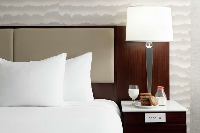 DoubleTree Suites by Hilton Hotel Phoenix - DoubleTree Suites by Hilton Hotel Phoenix, 320 N 44th St, Phoenix, AZ 85008, USA