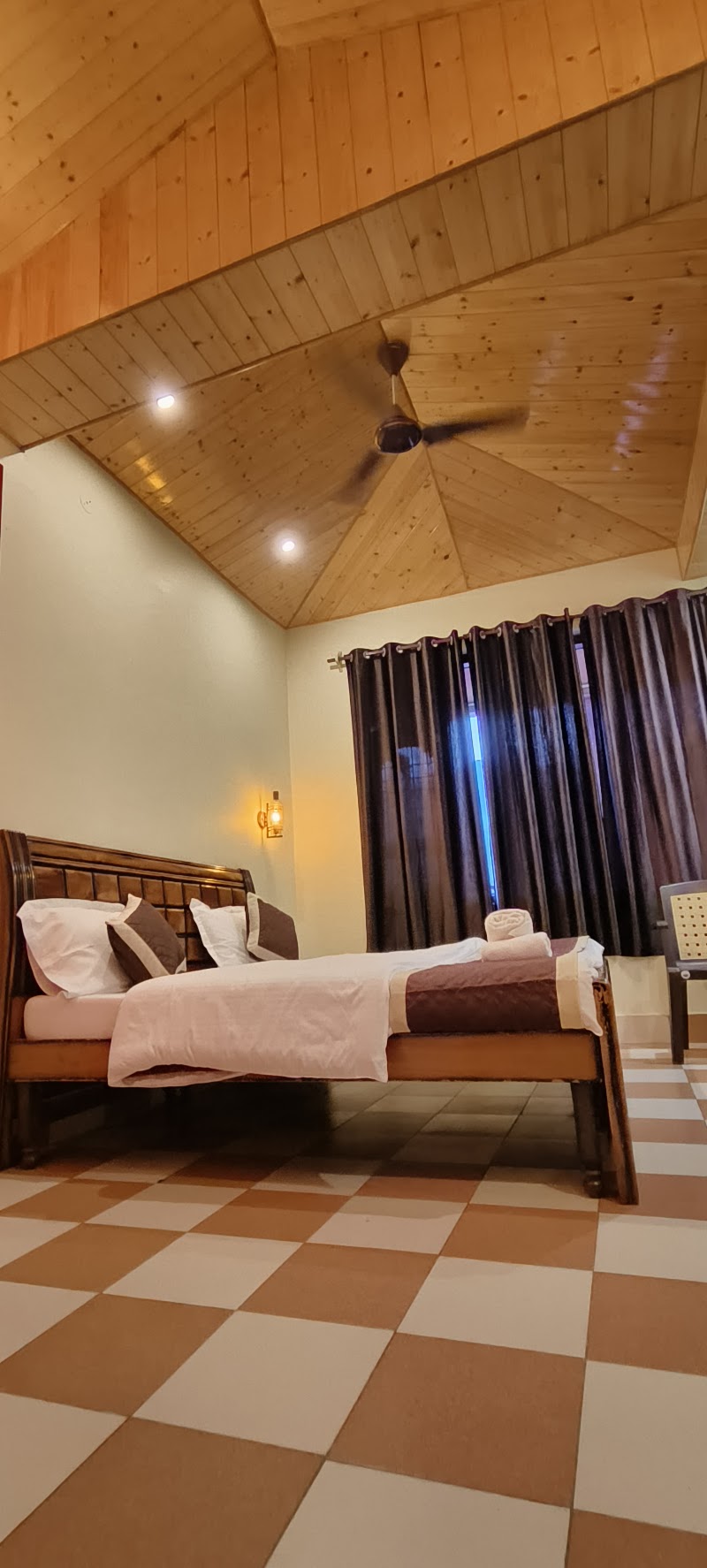 Holiday Inn Dalhousie - Holiday Inn Dalhousie, Banikhet, Bus Stand, near PNB, Pukhri, Dalhousie, Banikhet, Himachal Pradesh 176303, India