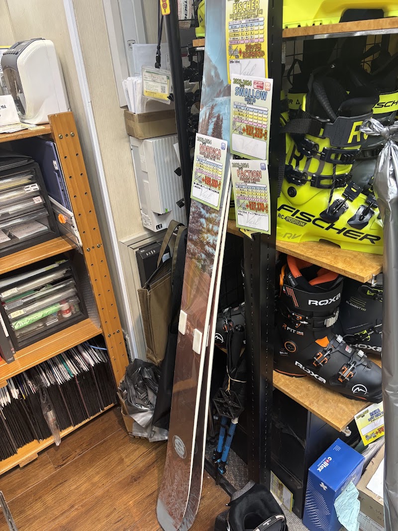 Ski shop Vail - Ski shop Vail Japan, 〒101-0052 Tokyo, Chiyoda City, Kanda Ogawamachi, 2-chōme−１ 1F