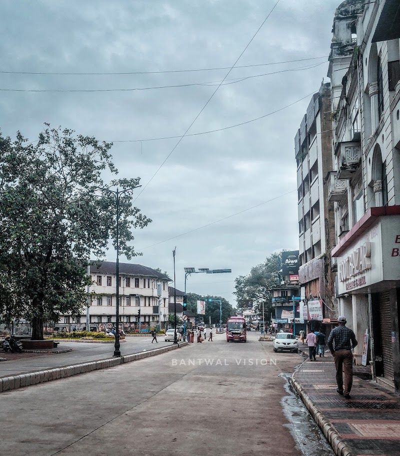 Hampankatta Circle (Mangalore) - Hampankatta Circle (Mangalore), VR9R+5W4, Balmatta Rd, Hampankatta, Mangaluru, Karnataka 575001, India