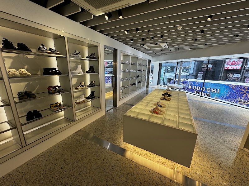 Onitsuka Tiger Shibuya - Onitsuka Tiger Shibuya, Japan, 〒150-0041 Tokyo, Shibuya, Jinnan, 1-chōme−21−３ 渋谷神南共同ビル 1・2Ｆ