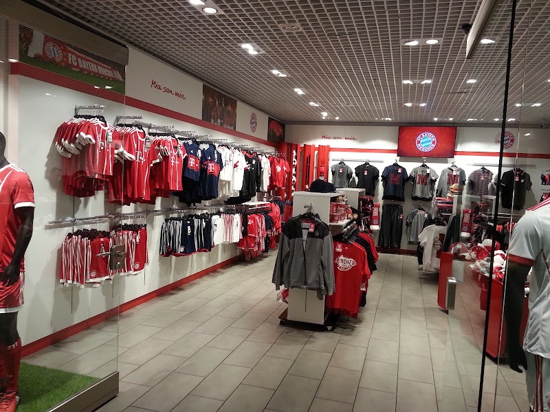 FC Bayern Store Flughafen Terminal 2 - FC Bayern Store Flughafen Terminal 2, Terminalstraße Terminal 2 - Ebene 04 - Abflug, Gate G, 85356 Oberding, Germany