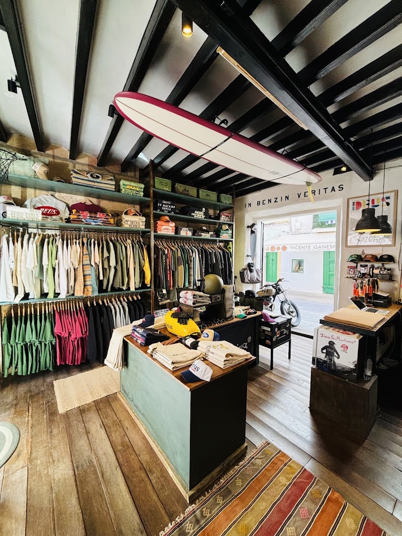 Deus Ex Machina Ibiza Old Town - Deus Ex Machina Ibiza Old Town, Carrer de Guillem de Montgrí, 12, 07800 Eivissa, Illes Balears, Spain
