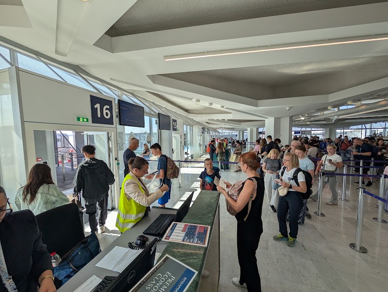 Singapore Airlines - Singapore Airlines Terminal 1, Rue du Lièvre de Mars, Dépose Minute Terminal 1, 77990 Mauregard, France