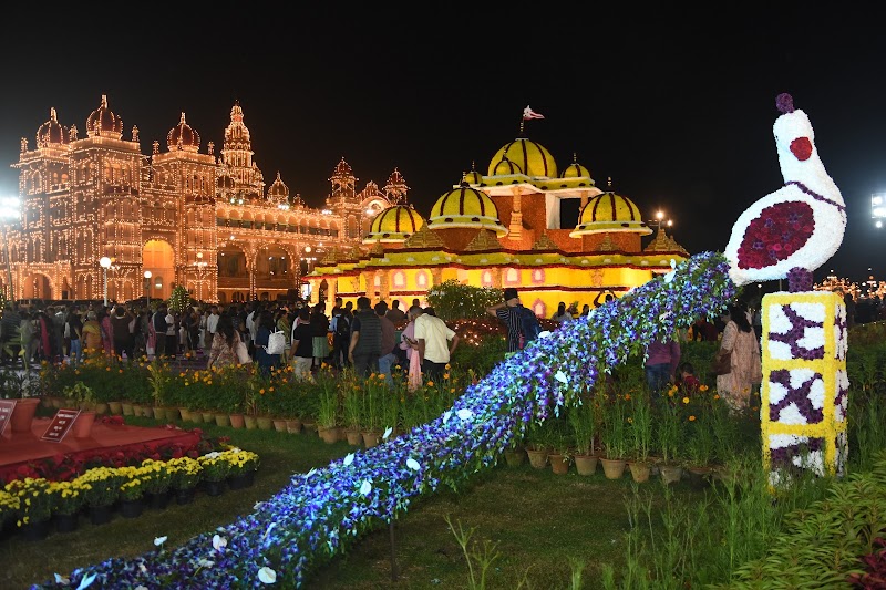 ಮೈಸೂರು ಅರಮನೆ ಉದ್ಯಾನವನ - ಮೈಸೂರು ಅರಮನೆ ಉದ್ಯಾನವನ 8M44+3F7, Agrahara, Chamrajpura, Mysuru, Karnataka 570001, India