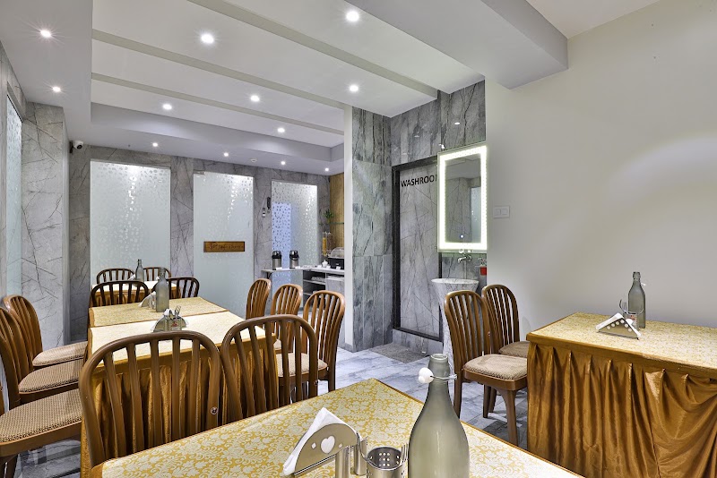 HOTEL SIGNATURE - HOTEL SIGNATURE 3RD FLOOR, Abowath Complex, Cinema Rd, Opposite Krishna Cinema, Mahidharpura, LAKKAD KOT, Surat, Gujarat 395003, India