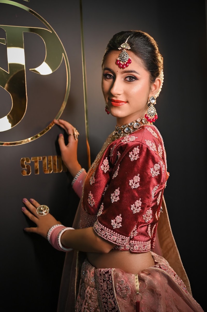 Crown Beauty Salon & Makeover - Crown Beauty Salon & Makeover Janta Colony, Pahadi Para, Gudhiyari, Raipur, Chhattisgarh 492009, India