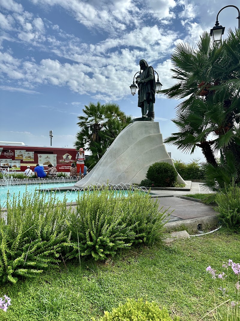 Statue Dedicated to Flavio Gioia (Amalfi) - Statue Dedicated to Flavio Gioia (Amalfi), Piazza Flavio Gioia, 84011 Amalfi SA, Italy