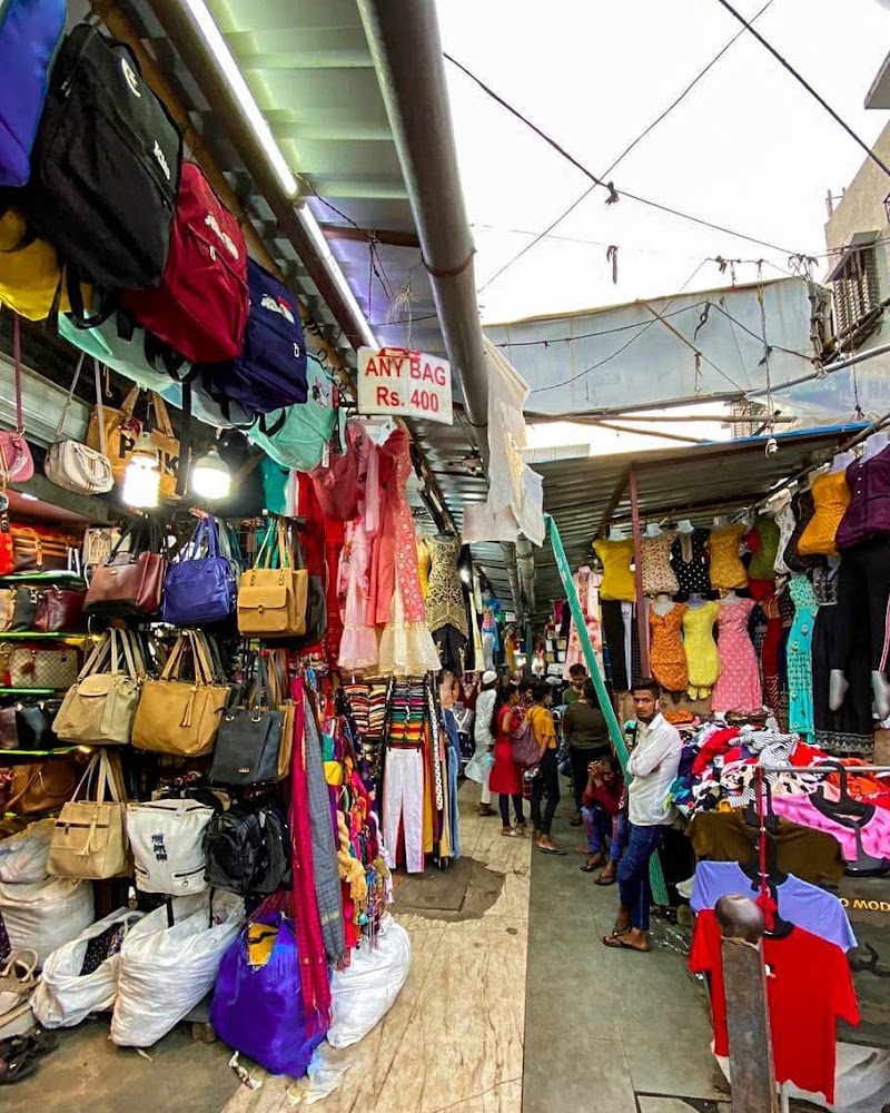 Linking Road Market - Linking Road Market 33rd Rd, Khar, Khar West, Mumbai, Maharashtra 400052, India
