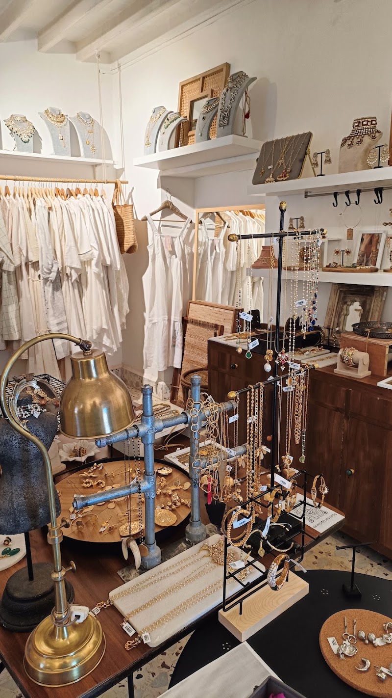 Dhora - Dhora, 32, Pali Mala Rd, Bandra West, Mumbai, Maharashtra 400050, India