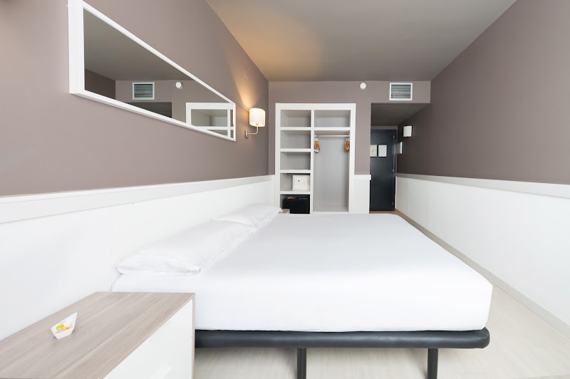 Hotel Paral·lel - Hotel Paral·lel Carrer del Poeta Cabanyes, 5 -7, Sants-Montjuïc, 08004 Barcelona, Spain