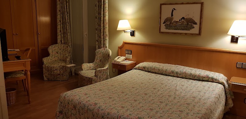 Hotel Regencia Colon - Hotel Regencia Colon Carrer dels Sagristans, 13, 17, Ciutat Vella, 08002 Barcelona, Spain