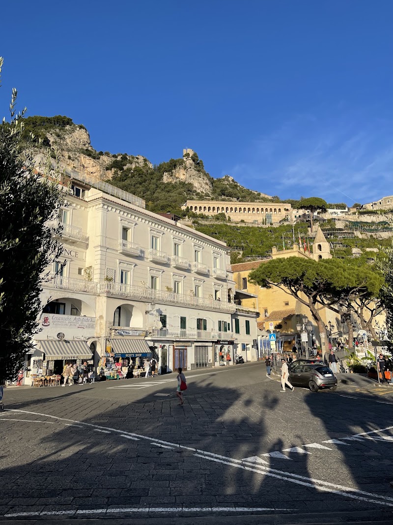 Statue Dedicated to Flavio Gioia (Amalfi) - Statue Dedicated to Flavio Gioia (Amalfi), Piazza Flavio Gioia, 84011 Amalfi SA, Italy