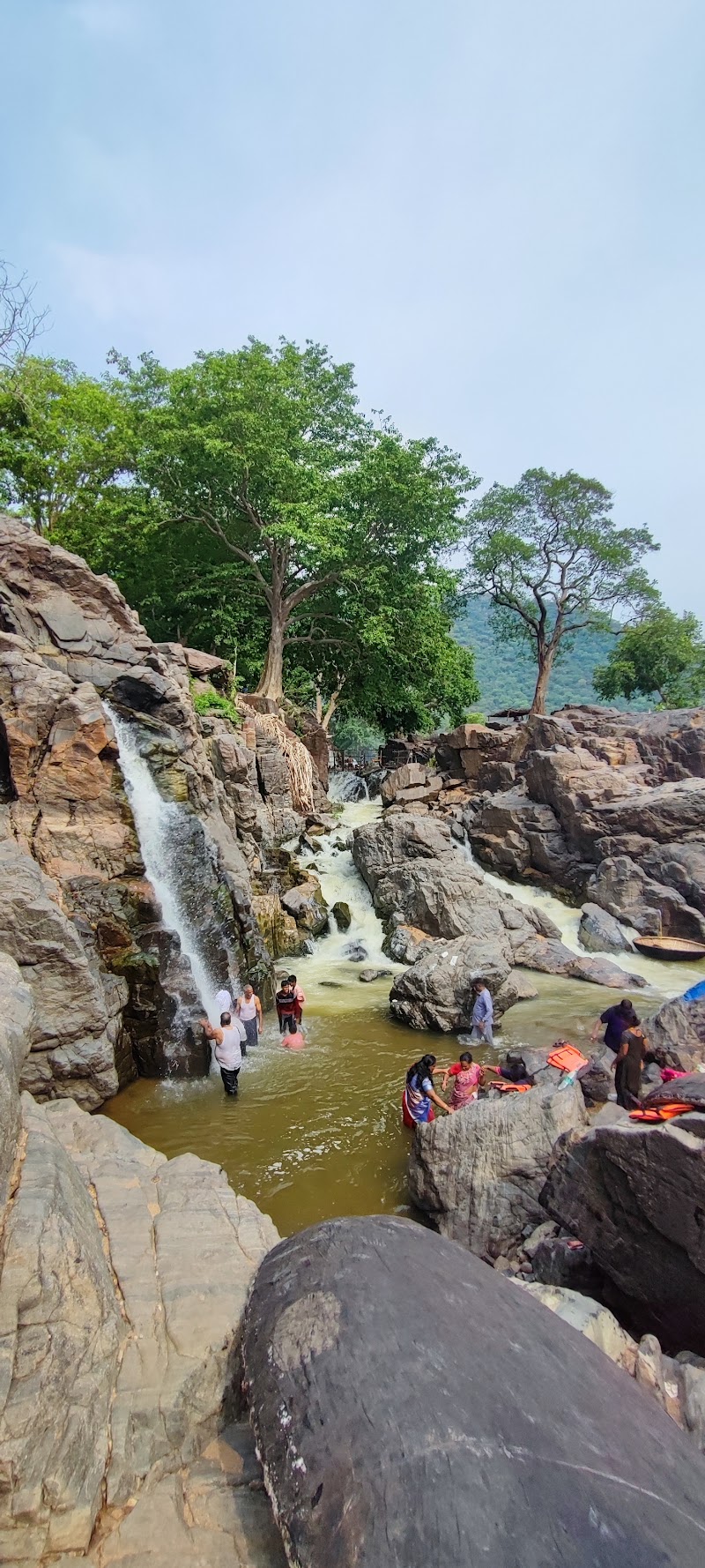 Cini Waterfalls - Cini Waterfalls, 4Q8G+JRG, Dharmapuri - Hogenakkal Rd, Hogenakkal, Tamil Nadu 636810, India