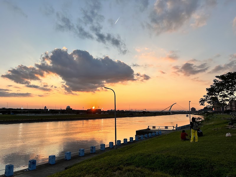 Meiti Riverside Park - Meiti Riverside Park 10491, Taiwan, Taipei City, Zhongshan District, Lequn 1st Rd, 基隆河基16號水門