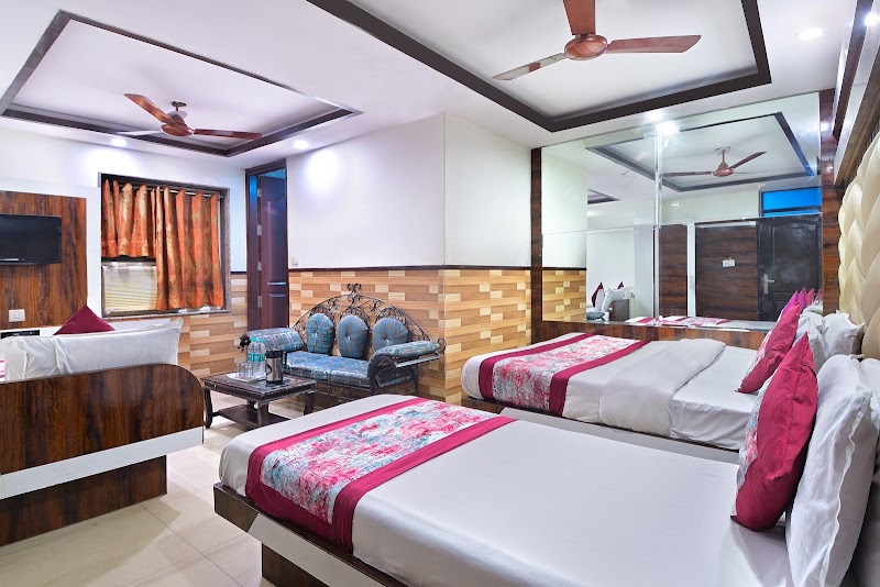 Hotel Glow Inn-3 Mins Walking From NDLS - Hotel Glow Inn-3 Mins Walking From NDLS 448, Chandi Wali Gali, Ratan Lal Market, Aram Bagh, Paharganj, New Delhi, Delhi 110055, India