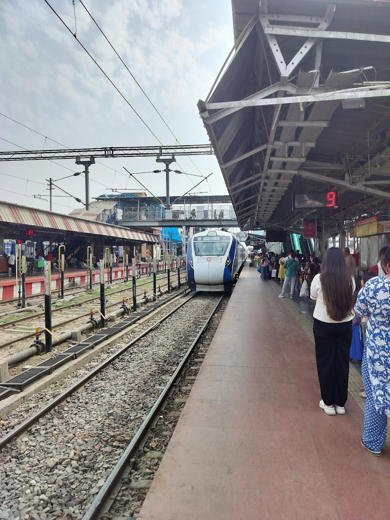 Varanasi Junction - Varanasi Junction, 8XGP+HHW, Varanasi Railway Sta Rd, Railwayganj Colony, Varanasi, Uttar Pradesh 221002, India