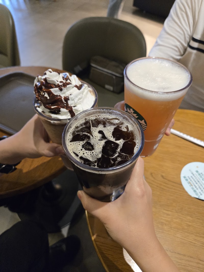 STARBUCKS Songshan Station Shop - STARBUCKS Songshan Station Shop No. 11號, Songshan Rd, Yongji Village, Xinyi District, Taipei City, Taiwan 110