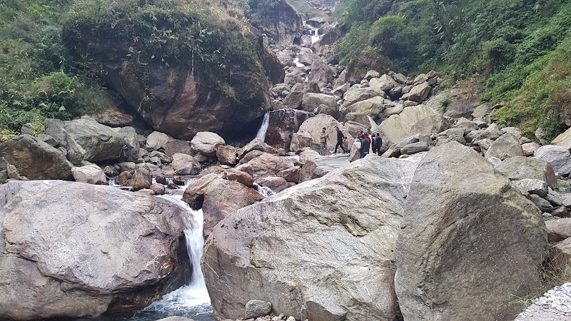 traveller inn - traveller inn, road, Katao, Lachung, Sikkim 737120, India