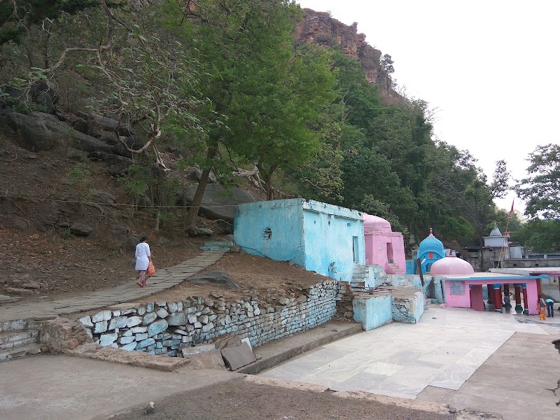 Sri Paramhansa Ashram, Chitrakoot - Sri Paramhansa Ashram, Chitrakoot, 3VC9+W86, Sati Anusuiya, Madhya Pradesh 210202, India