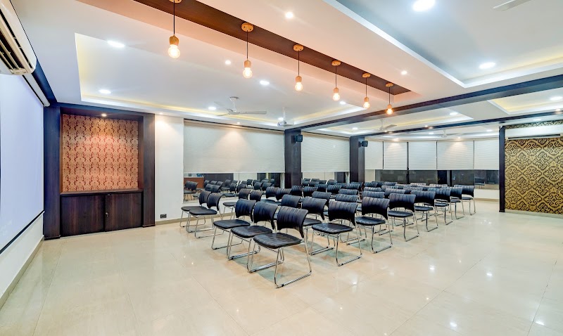 Itsy Hotels Neeranand Plaza - Itsy Hotels Neeranand Plaza, 34, Ganga Prasad Mukherjee Rd, near SBI, Branch, Bhowanipore, Kolkata, West Bengal 700025, India