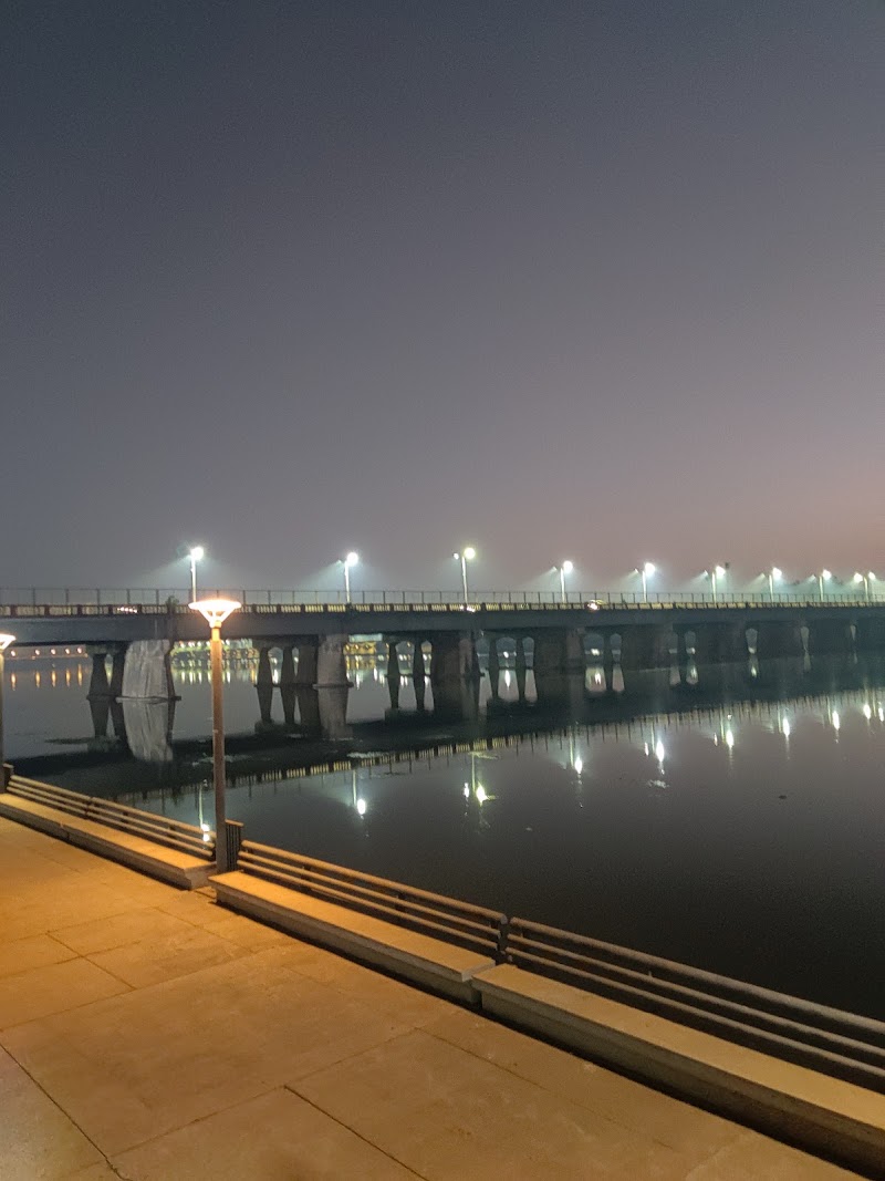 Sabarmati Riverfront Walkway - Sabarmati Riverfront Walkway, 2HQC+GRW, Sabarmati Riverfront Walkway W, Shreyas Colony, Navrangpura, Ahmedabad, Gujarat 380009, India