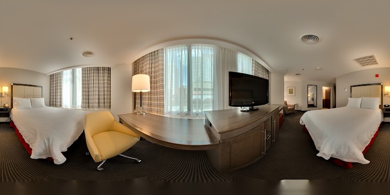 Hampton Inn & Suites Milwaukee Downtown - Hampton Inn & Suites Milwaukee Downtown, 176 W Wisconsin Ave, Milwaukee, WI 53203, USA
