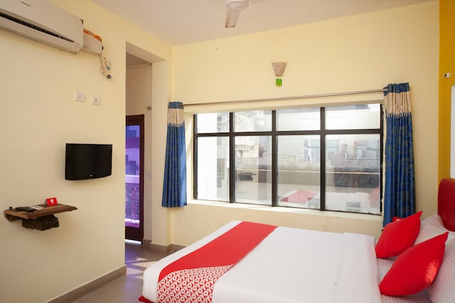 OYO 26168 The Clock Tower Hotel - OYO 26168 The Clock Tower Hotel 1st & 2nd No 478 MG Road, Bussy Street Near Clock Tower Clock Tower, Junction, Chinnakadai, MG Road Area, Puducherry, 605001, India