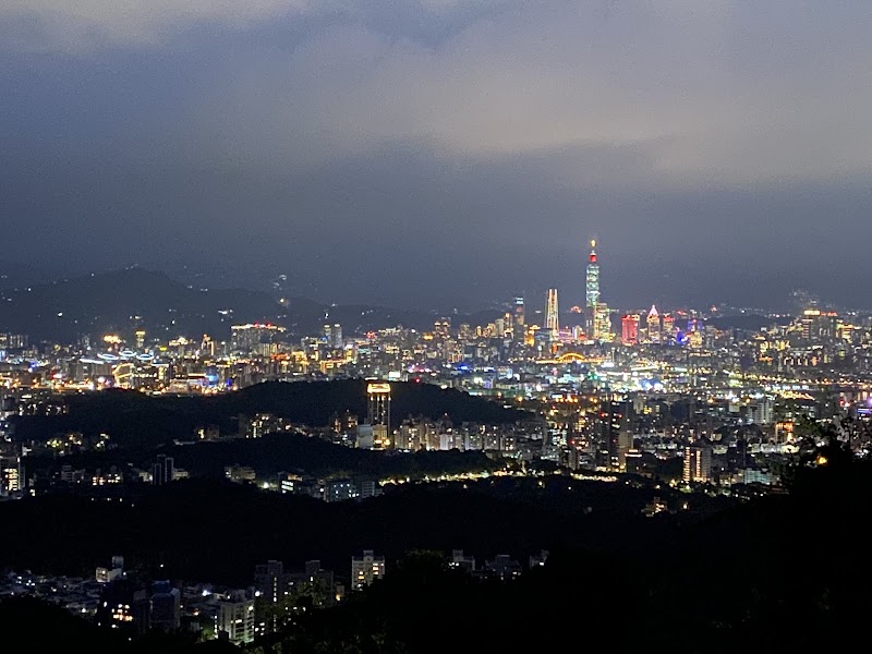 碧山巖觀景台 - 碧山巖觀景台 No. 24號, Bishan Rd, Bishan Village, Neihu District, Taipei City, Taiwan 114