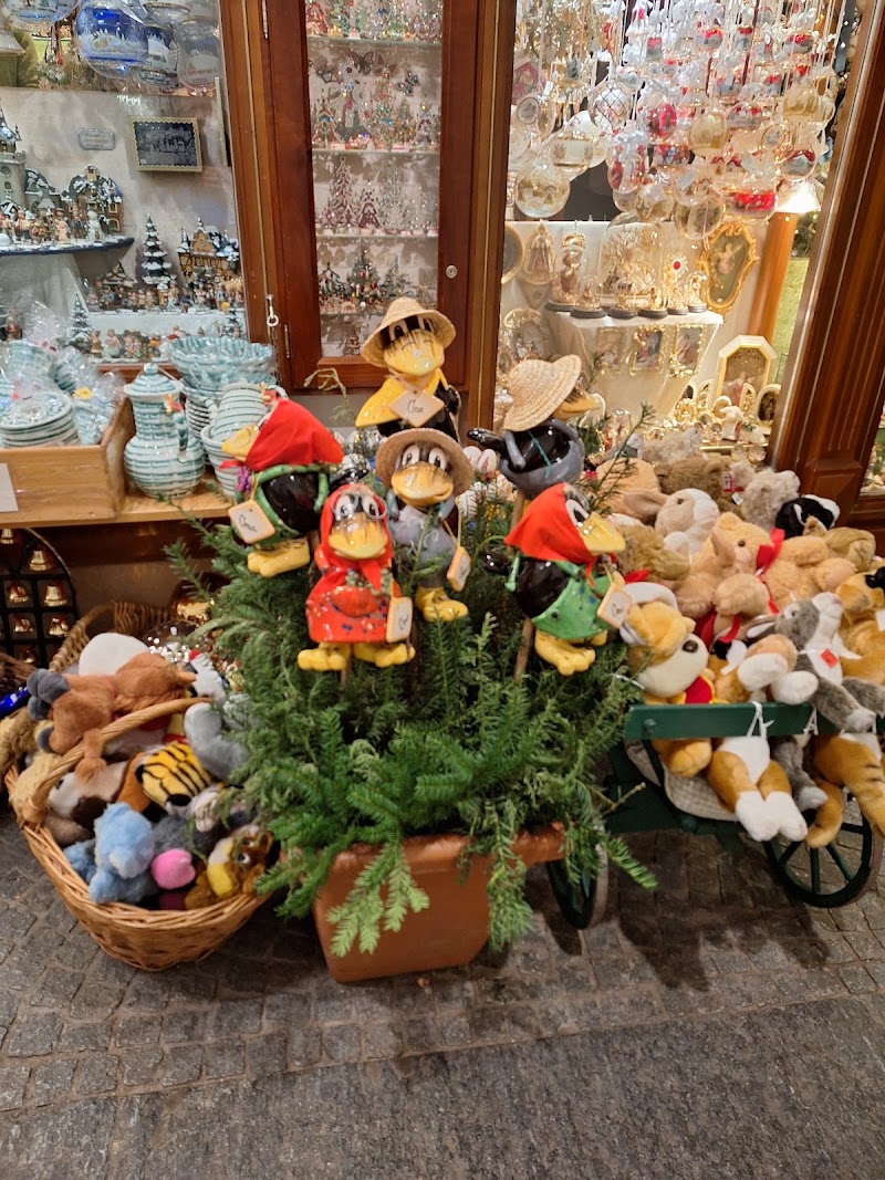 MANGO - MANGO Getreidegasse 24, 5020 Salzburg, Austria