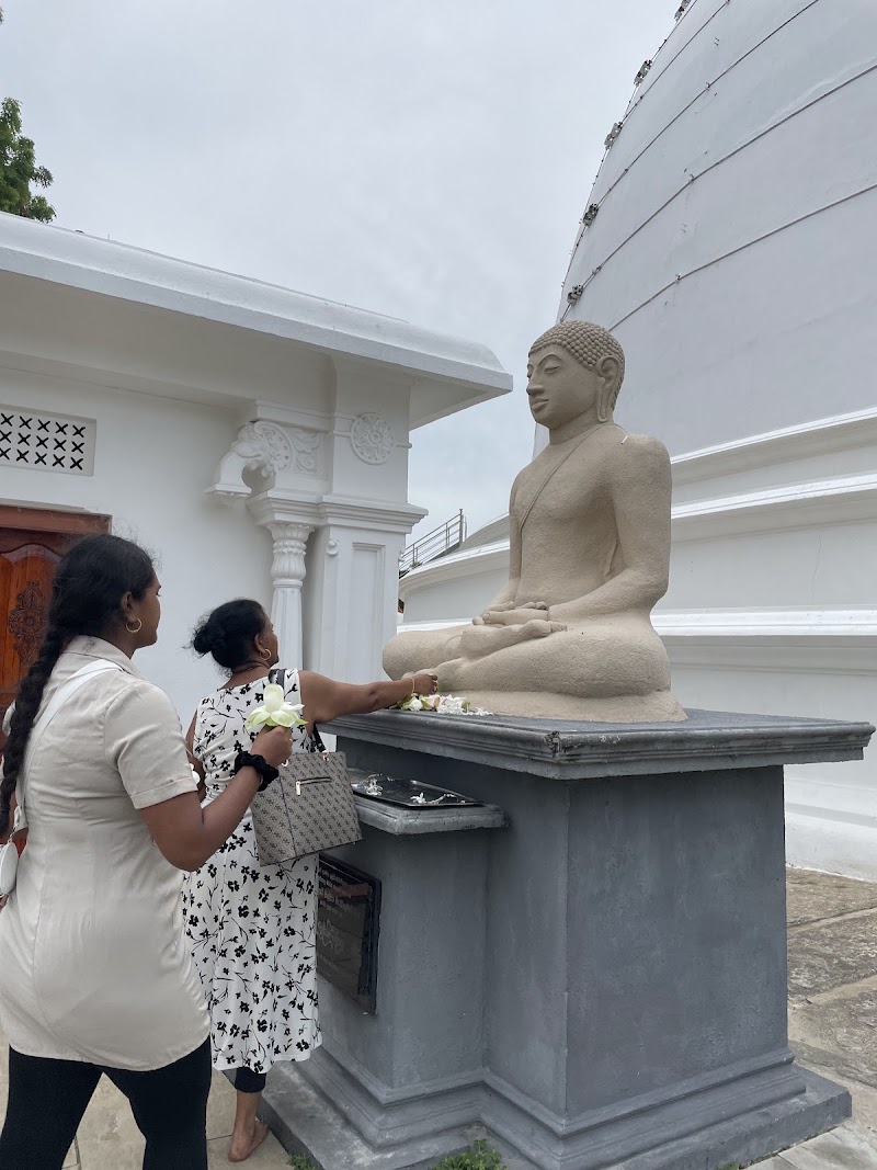 Tissamaharama Raja Maha Vihara - Tissamaharama Raja Maha Vihara Rubberwatte Rd, Tissamaharama, Sri Lanka