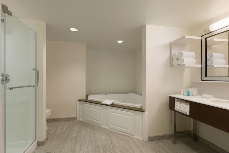 Hampton Inn & Suites Nashville-Downtown - Hampton Inn & Suites Nashville-Downtown, 310 4th Ave S, Nashville, TN 37201, USA