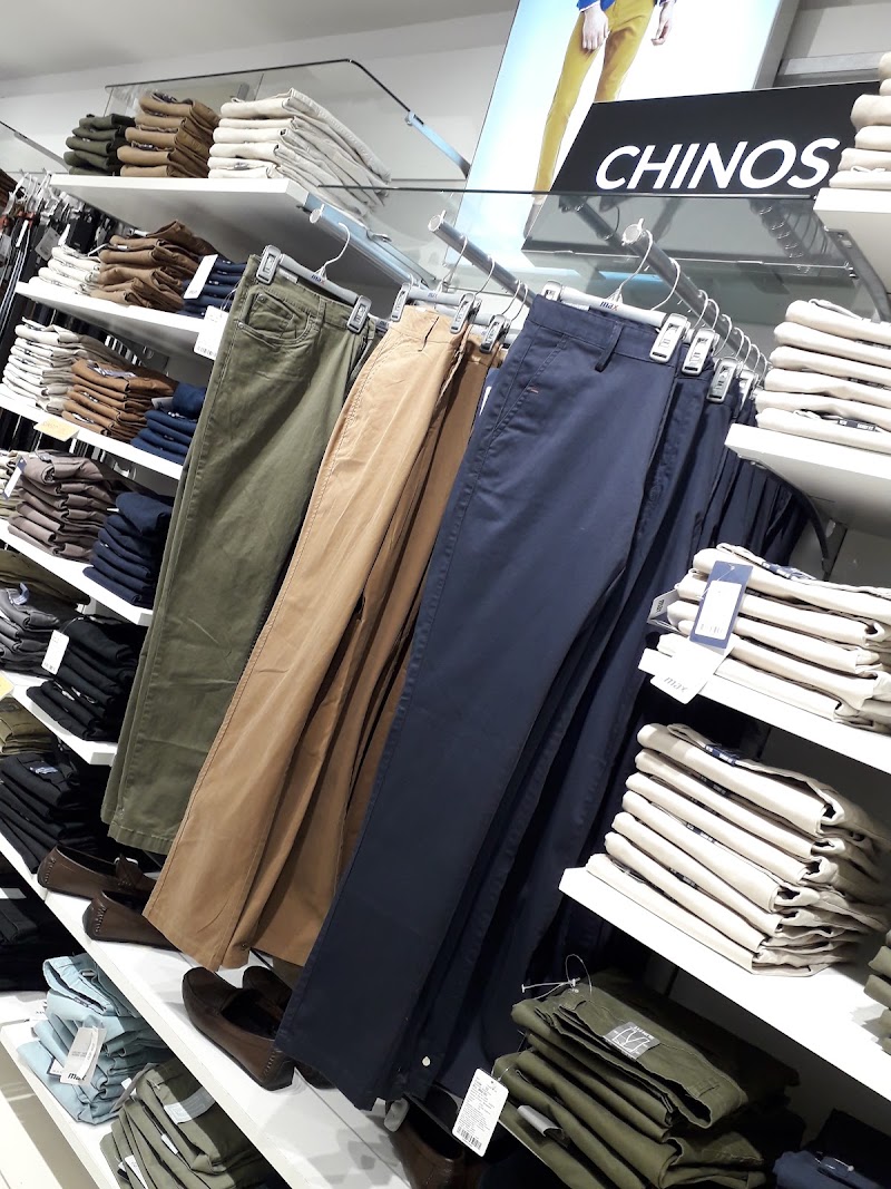 Max Shopping - Max Shopping Center Bazar, Chala Dungar Falia Rd, Chala, Dabhel, Vapi, Gujarat 396191, India