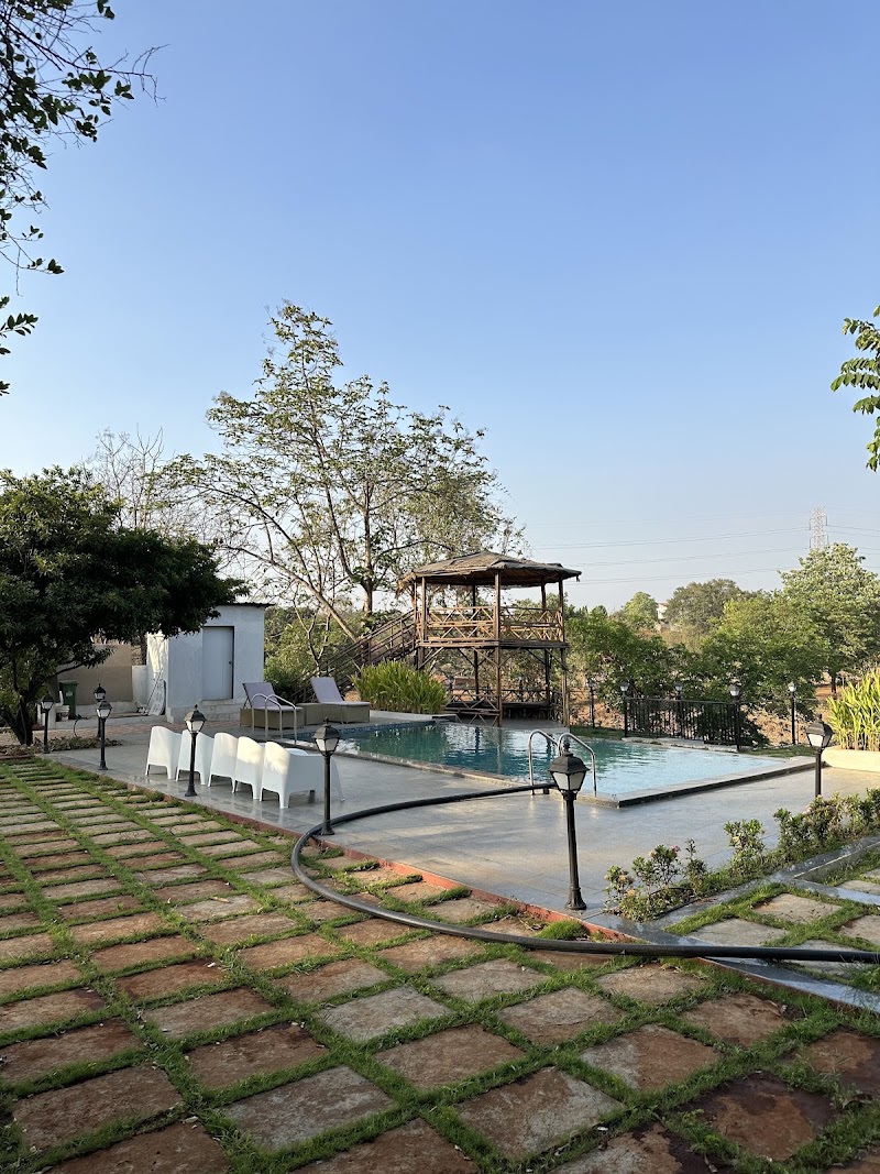 Riverfront Manor By Saffron Stay - Riverfront Manor By Saffron Stay X9VG+M9J, Kalamboli Tarf Waredi, Maharashtra 410201, India