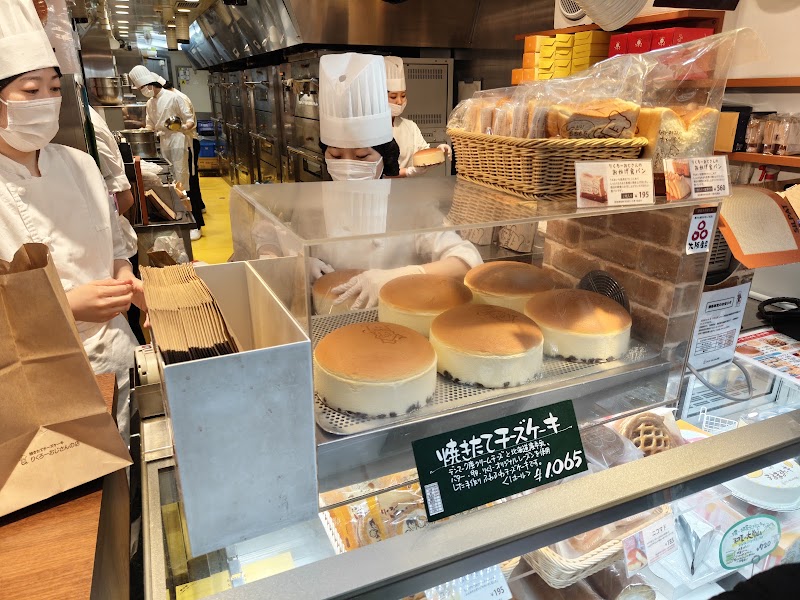Rikuro’s Namba Japanese Cheese Cake - Rikuro’s Namba Japanese Cheese Cake, 3-chōme-2-28 Namba, Chuo Ward, Osaka, 542-0076, Japan