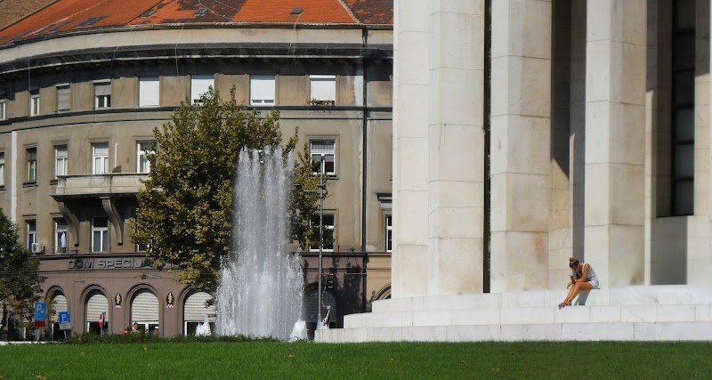 Fontana kod Hrvatsko Društvo Likovnih Umjetnika - Fontana kod Hrvatsko Društvo Likovnih Umjetnika Trg Žrtava Fašizma 1, 10000, Zagreb, Croatia