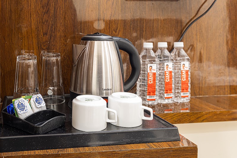 Hotel Emblem Suites By Denver - Hotel Emblem Suites By Denver Plot No.219-A, Mahipalpur NH, 8 KH 423, Road No. 6, Block RZ, Mahipalpur Village, Mahipalpur, New Delhi, Delhi 110037, India