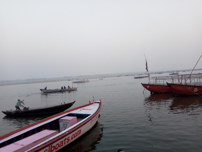 Ahilyabai Ghat - Ahilyabai Ghat 8246+C36, Dashashwamedh Ghat Rd, Ghats of Varanasi, Bangali Tola, Varanasi, Uttar Pradesh 221001, India