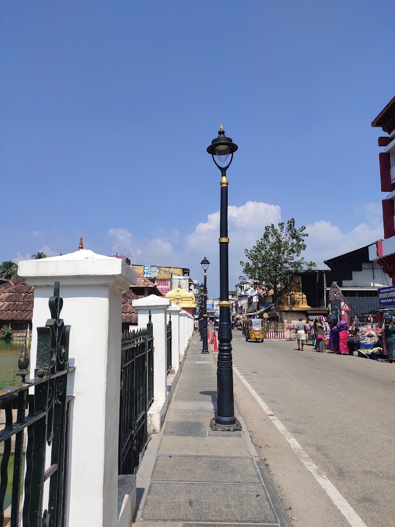 Padmatheertha Pond - Padmatheertha Pond TC 37/946, S Street Rd, Fort, East Fort, Pazhavangadi, Thiruvananthapuram, Kerala 695023, India