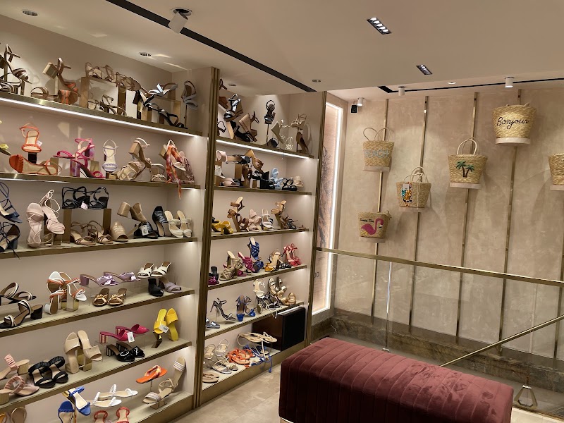 Linking Road Market - Linking Road Market 33rd Rd, Khar, Khar West, Mumbai, Maharashtra 400052, India