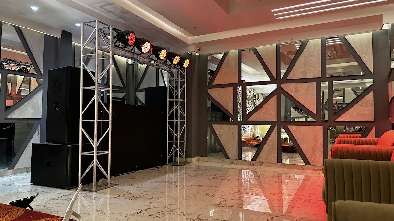 The Mirror Cafe - The Mirror Cafe Hotel Picasso 10, 14 Layal road, Patrika Marg, Agnipath Colony, Civil Lines, Prayagraj, Uttar Pradesh 211001, India