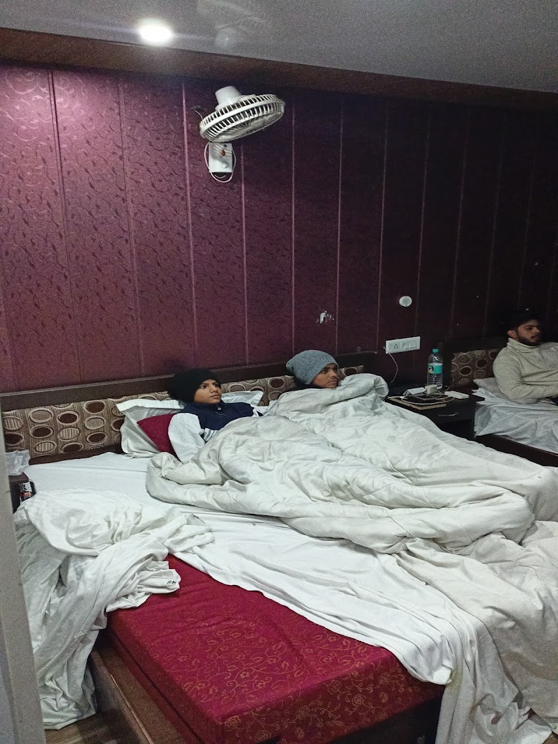 OYO 42625 The Amar Grand - OYO 42625 The Amar Grand 2, near Picture Palace Mussoorie, The Mall Road, Mussoorie, Uttarakhand 248179, India