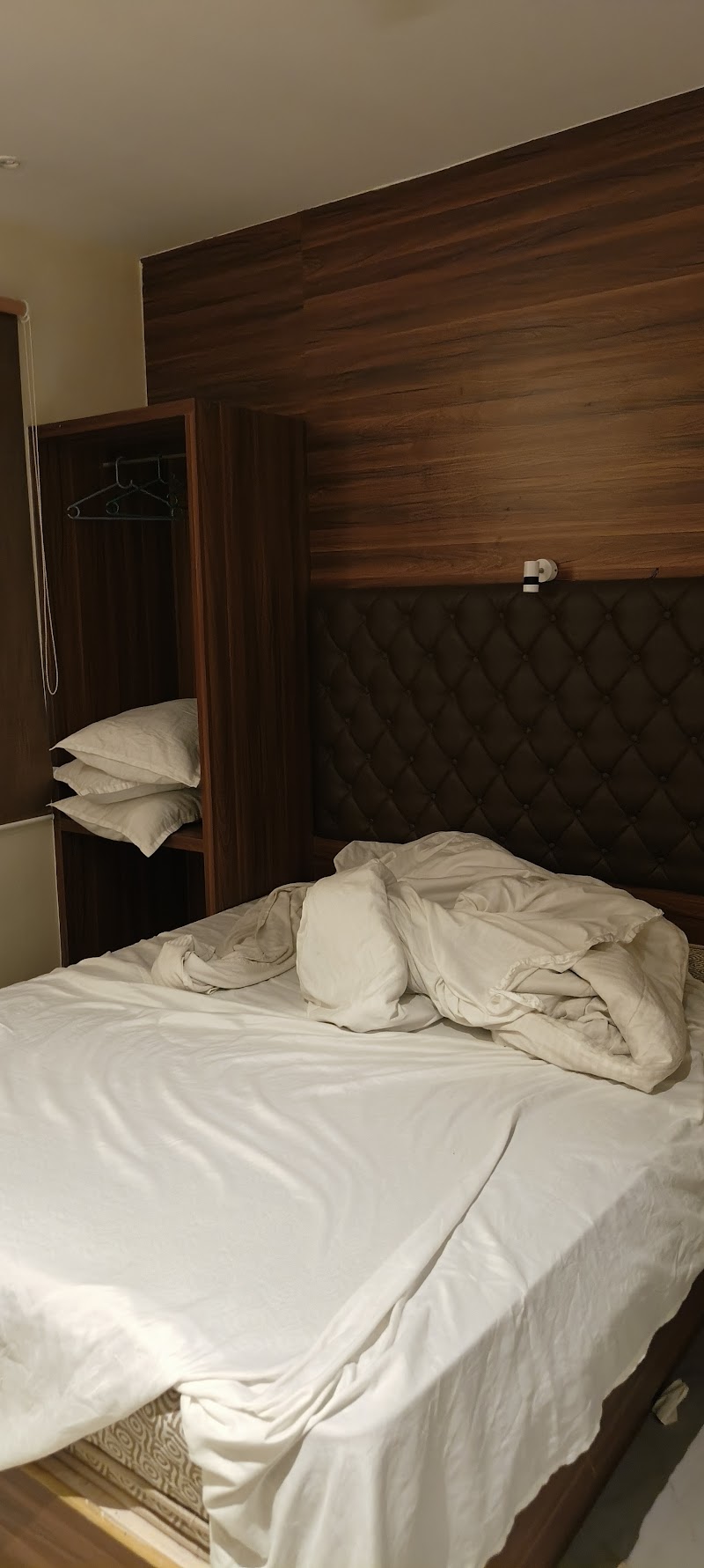 HOTEL JUHU INN - HOTEL JUHU INN 2nd Floor 4, Usha Kunj, Juhu Tara Rd, opp. Jw Marriott Mumbai Juhu, behind juhu residency, Airport Area, Juhu, Mumbai, Maharashtra 400049, India