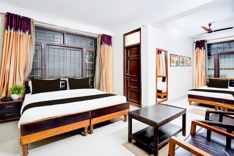 Townhouse by OYO Mall Road Near Library Chowk - Townhouse by OYO Mall Road Near Library Chowk Library Chowk, opposite Madhuban Sarovar Portico, The Mall Road, Mussoorie, Uttarakhand 248179, India