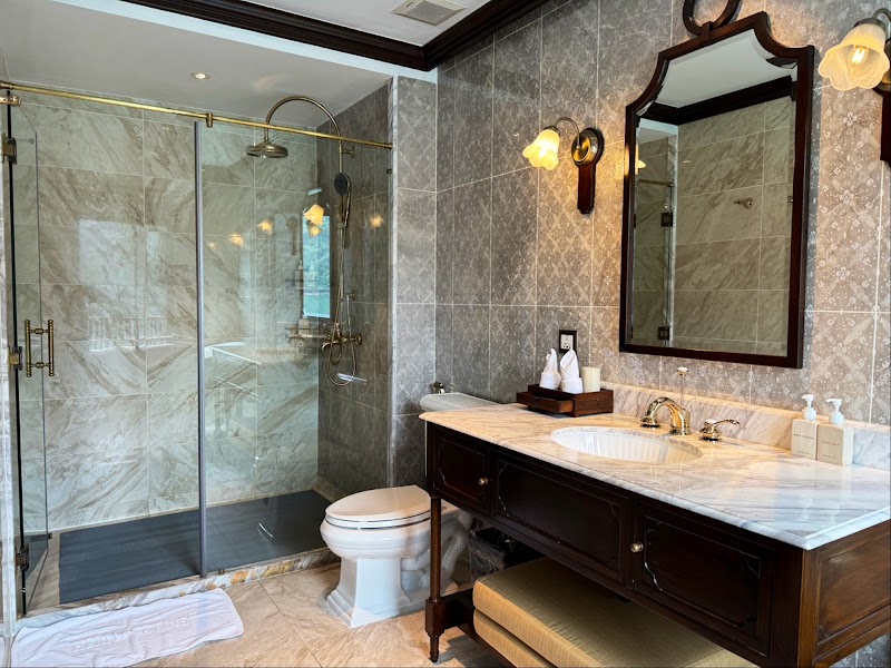 Heritage Line I Refined Waterway Voyages [Guest Lounge at Tuan Chau Marina, Halong Bay] - Heritage Line I Refined Waterway Voyages [Guest Lounge at Tuan Chau Marina, Halong Bay], Kiosk no. 6, Ngọc Châu, Street, Tuần Châu, Quảng Ninh 200000, Vietnam