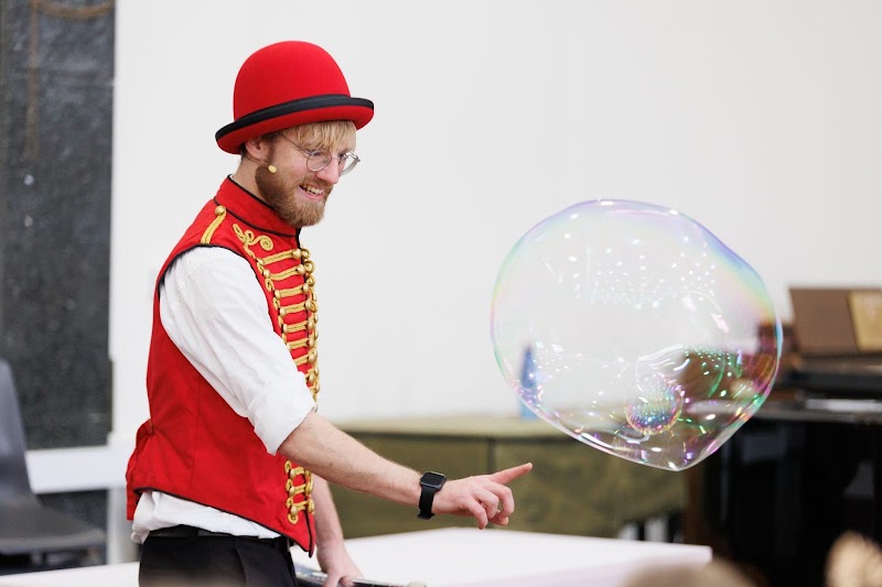 Arthur the Juggler - Arthur the Juggler, Rotherhithe St, London SE16 5DJ, UK